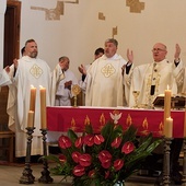 Metropolita dziękował wszystkim za zaangażowanie w życie parafii.