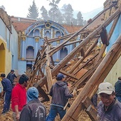 Rozbiórka zniszczonego kościoła.