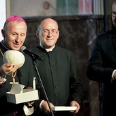 Dar papieża prezentuje bp Marek Solarczyk.