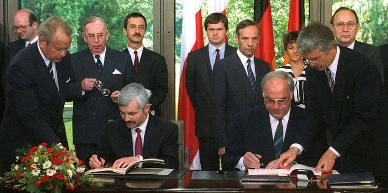 Traktat o dobrym sąsiedztwie podpisali premier RP Jan Krzysztof Bielecki i kanclerz Niemiec Helmut Kohl.