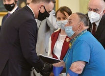 2 czerwca 2021 Petro Hrudzewicz otrzymał z rąk prezydenta RP Andrzeja Dudy medal Virtus et Fraternitas.