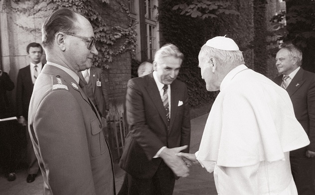 Spotkanie Jana Pawła II z władzami podczas II pielgrzymki do ojczyzny w 1983 roku.