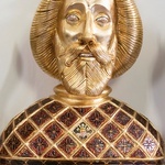 Wierna kopia relikwiarza św. Władysława Węgierskiego, patrona kościoła parafialnego w Szydłowie.