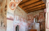 Wnętrze kościoła Wszystkich Świętych, najstarszej świątyni Szydłowa. Na ścianach średniowieczne polichromie.
