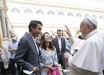 Papież Franciszek otrzymał od Egana Bernala rower