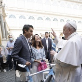 Papież Franciszek otrzymał od Egana Bernala rower