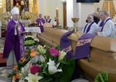 Obrzędom ostatniego pożegnania przewodniczył bp Piotr Turzyński, wychowanek zmarłego kapłana.