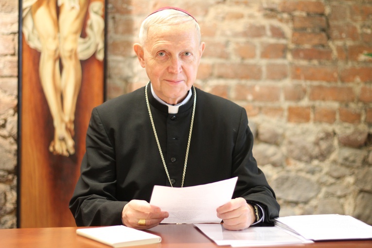 Biskup płocki Piotr Libera.