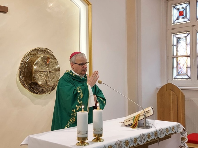 Biskup świdnicki w czasie błogosławieństwa.