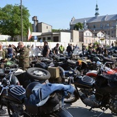 Spotkanie uczestników rajdu na parkingu obok zamku, siedziby Muzeum Regionalnego, i w sąsiedztwie opoczyńskiej kolegiaty pw. św. Bartłomieja.