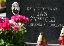 Ks. Jan Żywicki po przybyciu do Gdańska odpowiadał za odbudowę kilku kościołów zniszczonych podczas II wojny światowej.