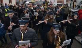 Przemarsz orkiestry ulicami Jedlińska w czasie "Ścięcia śmierci" w 2019 roku.