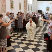 Na zakończenie Eucharystii modlono się za kapłanów.