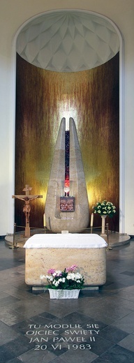 ◄	W kaplicy dwóch papieży trwa adoracja Najświętszego Sakramentu.