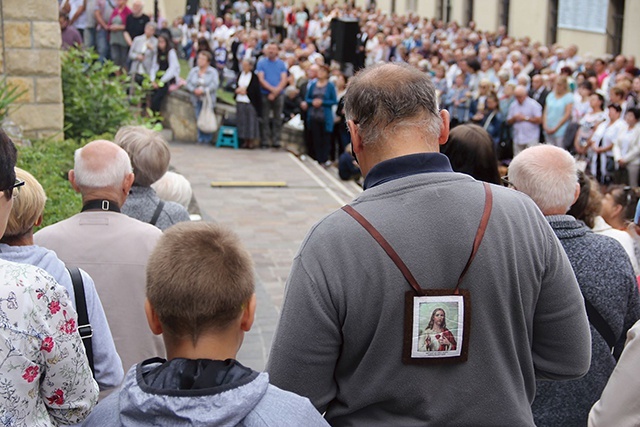 W lipcowej pielgrzymce bierze udział kilka tysięcy wiernych z całej Polski.