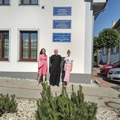 ▲	Od lewej: dyrektor Agnieszka Dąbrowska-Pfister, ks. Maciej Wesołowski oraz Fabiana Lewczuk.