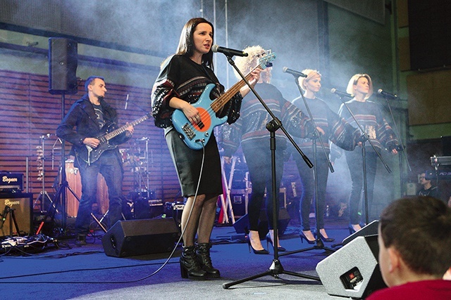 Wokalistka grająca jednocześnie na basie to rzadkość na scenie. W listopadzie 2017 r. grupa zagrała na festiwalu w Arenie Ursynów.