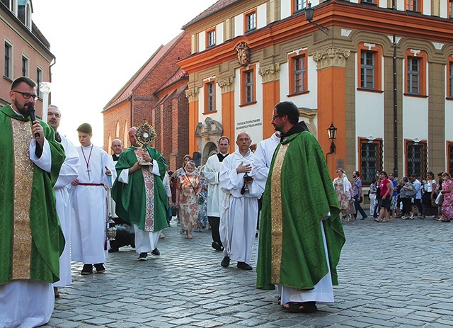 Procesja eucharystyczna na ulicach Ostrowa Tumskiego.
