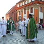Procesja eucharystyczna na ulicach Ostrowa Tumskiego.