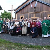 Uczestnicy spotkania przed kościołem Chrystusa Kapłana.