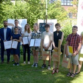 Laureaci z organizatorami i wręczającymi nagrody w ogrodzie Miejskiej Biblioteki Publicznej w Radomiu.