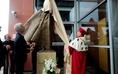 Odsłonięcie pomnika Jana Pawła II w Bibliotece UPJPII