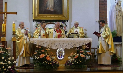 Bp Piotr Greger przewodniczył jubileuszowej uroczystości sułkowickiej parafii.