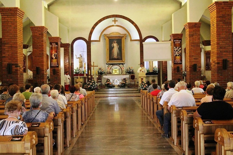 Wnętrze kościoła Miłosierdzia Bożego w Sułkowicach-Łęgu.
