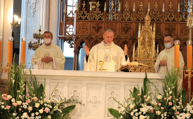 Mszy św. przewodniczył bp Marek Solarczyk. Koncelebrowali - ks. Marek Dziewiecki i ks. Krzysztof Bochniak.