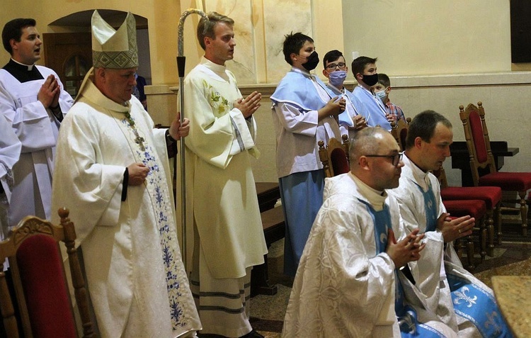 Księża neoprezbiterzy (z prawej) koncelebrowali Mszę św. w Hałcnowie pod przewodnictwem bp. Gregera.