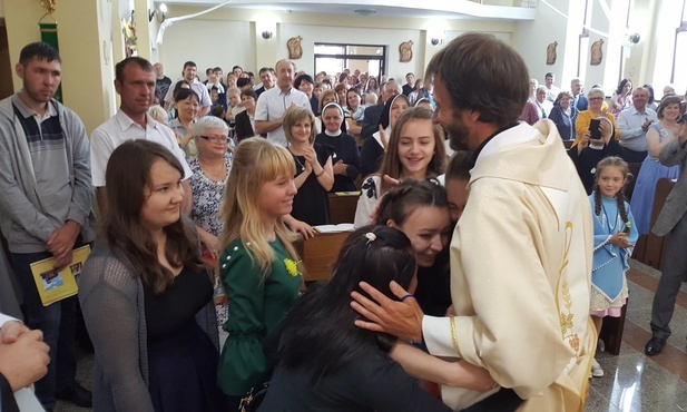 Parafianie z Chromtau cieszą się ze swojego kościoła.