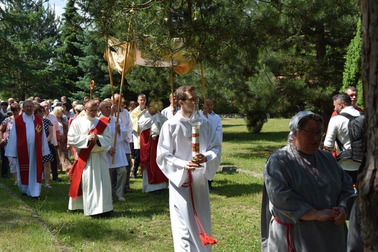 Chrusty - Msza św. i procesja