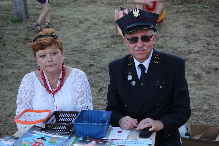 Joanna i Marek Modrzejewscy, pracujący w PKP, z sentymentu do parafii, gdyż pani Joanna stąd pochodzi, zaangażowali się w piknik.