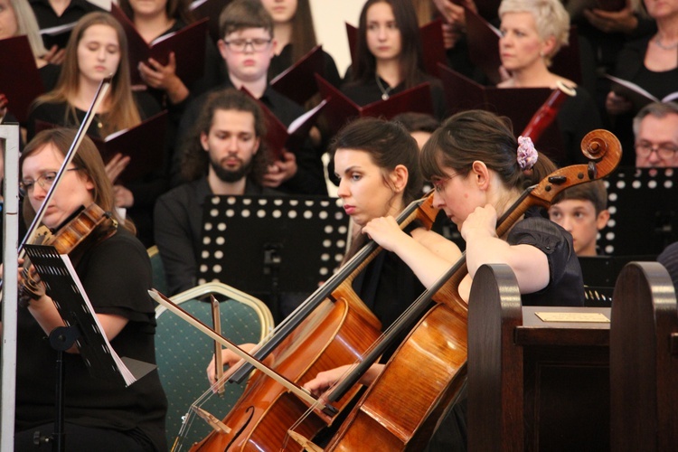 Orkiestrę symfoniczną stworzyli uczniowie i nauczyciele Samorządowej Szkoły Muzycznej I i II stopnia w Skierniewicach.