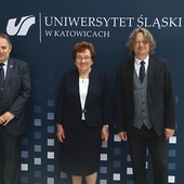 	Jolanta Wadowska-Król z rektorem UŚ Ryszardem Koziołkiem  (z prawej) i rektorem SUM Tomaszem Szymańskim (z lewej).