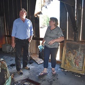 	Na strychu mieszkanki wszystkie rzeczy doszczętnie spłonęły, tylko religijne obrazy zostały nietknięte.