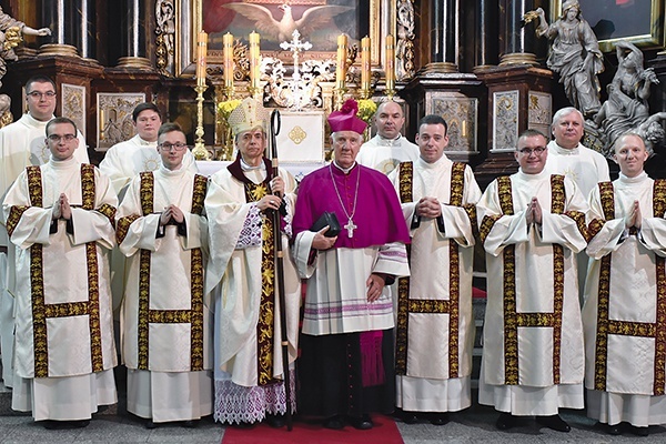 Pamiątkowe zdjęcie z moderatorami seminarium i obecnymi na liturgii biskupami.
