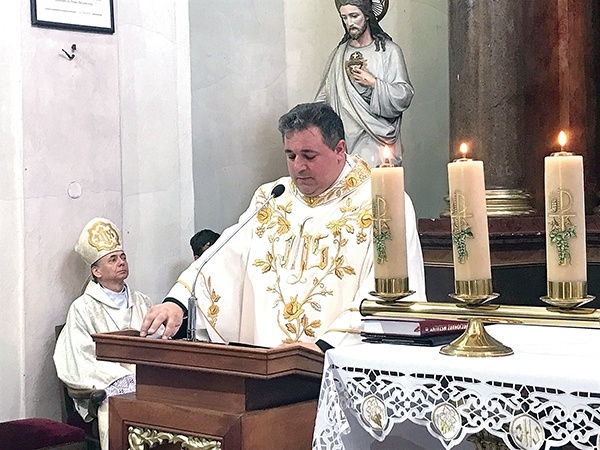 Biskupa i przedstawicieli szkół powitał proboszcz ks. Tomasz Nuckowski.
