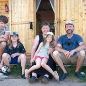 Państwo Pindlowie wraz z dziećmi aktualnie mieszkają w drewnianym domku. We wrześniu chcą się przeprowadzić  do nowo wybudowanego domu.