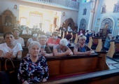 Wolontariusze i podopieczni Parafialnych Zespołów Caritas podczas Mszy św. w sanktuarium.