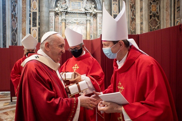 Papież Franciszek wręcza abp. Tadeuszowi Wojdzie paliusz metropolity.