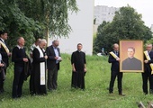  Ks. Wiesław Lenartowicz i ks. Marcin Andrzejewski (z prawej) podczas modlitwy pod krzyżem przy obecności obrazu bł. ks. Michaela J. Mcgivney’a. 