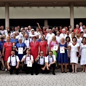 Uczestnicy III Przeglądu Artystycznego Ruchu Seniorów przed MDK w Opocznie.