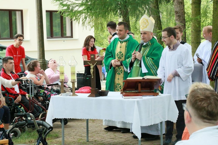  Bp Adam Bab odwiedził uczestników wczasorekolekcji w Dąbrowicy.