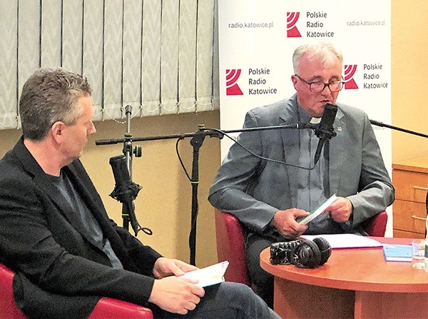 Ks. Antoni Młoczek podczas spotkania z czytelnikami.