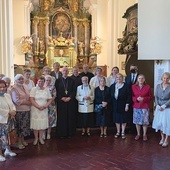 ▲	Pamiątkowe zdjęcie z przedstawicielami III Franciszkańskiego Zakonu Świeckich.