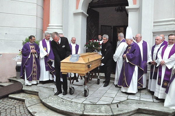 ▲	Po Eucharystii trumnę z ciałem zmarłego kapłana przewieziono do Lublina, gdzie 5 lipca odbył się pogrzeb.