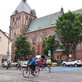 Start przy koszalińskiej katedrze. Uczestnicy przemierzają trasę w małych, kilkuosobowym grupach.