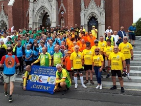  Przed archikatedrą częstochowską pielgrzymi z Szydłowca (grupa z prawej w żółtych koszulkach) z innymi uczestnikami rowerowej pielgrzymki.