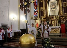 Bp Andrzej Jeż poświęcił krzyż z wieży sądeckiej bazyliki